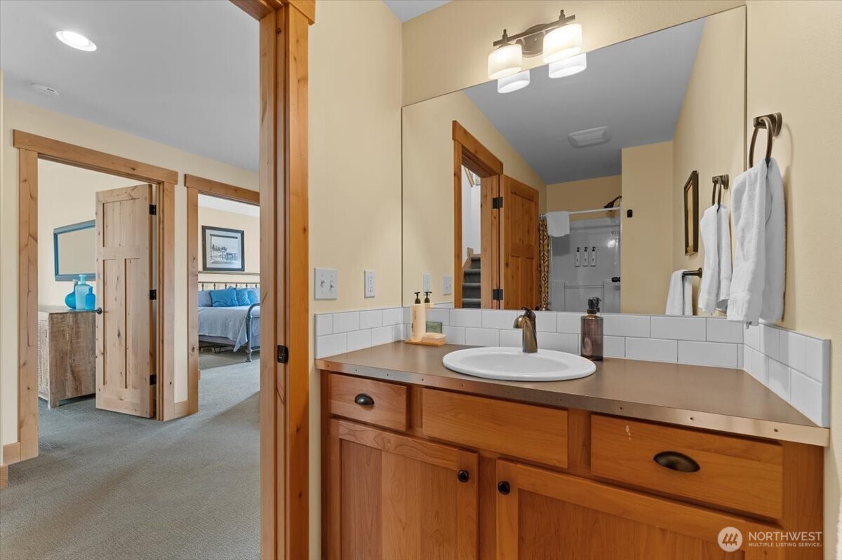108 Jackrabbit Lane Chelan, WA 98816 - Photo 25 of 40 a bathroom with a sink and a mirror
