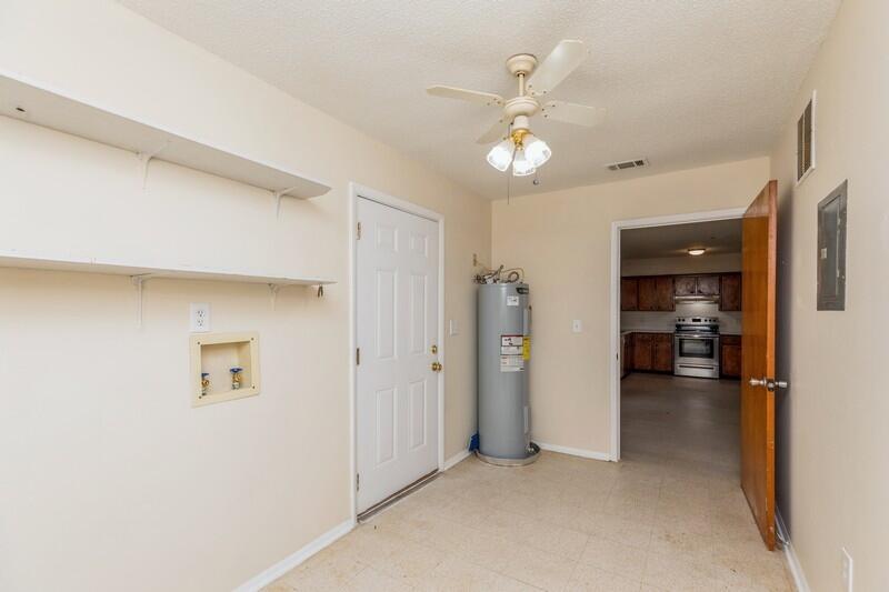 3369 Auburn Road Crestview, FL 32539 - Photo 16 of 33 a view of a livingroom with a furniture