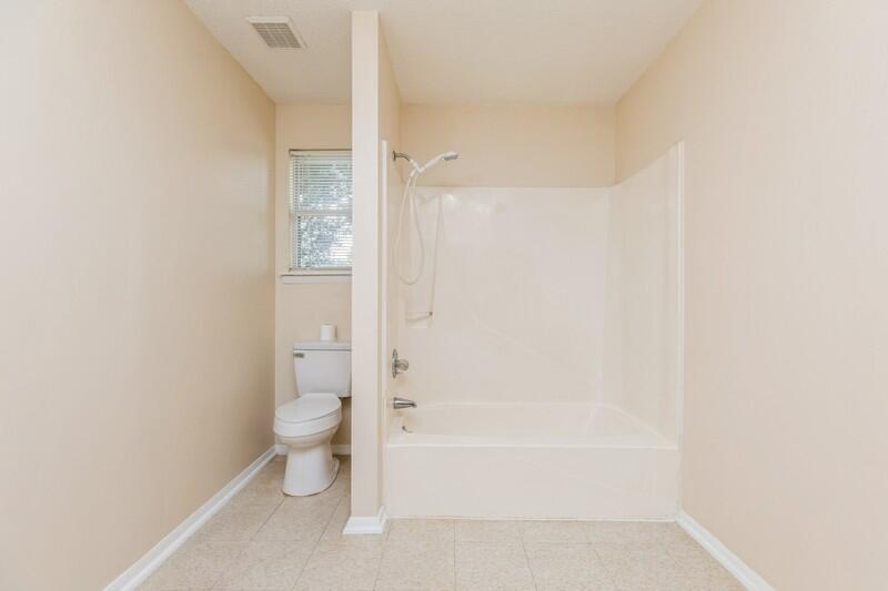 3369 Auburn Road Crestview, FL 32539 - Photo 21 of 33 a bathroom with a bathtub and a toilet