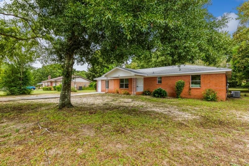3369 Auburn Road Crestview, FL 32539 - Photo 3 of 33 a front view of a house with yard