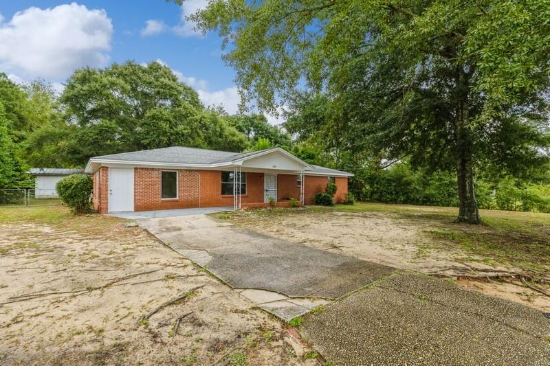 3369 Auburn Road Crestview, FL 32539 - Photo 4 of 33 a front view of a house with a garden