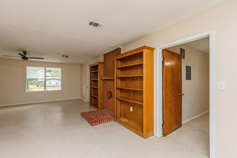 3369 Auburn Road Crestview, FL 32539 - Photo 10 of 33 a view of an empty room with a closet and a window