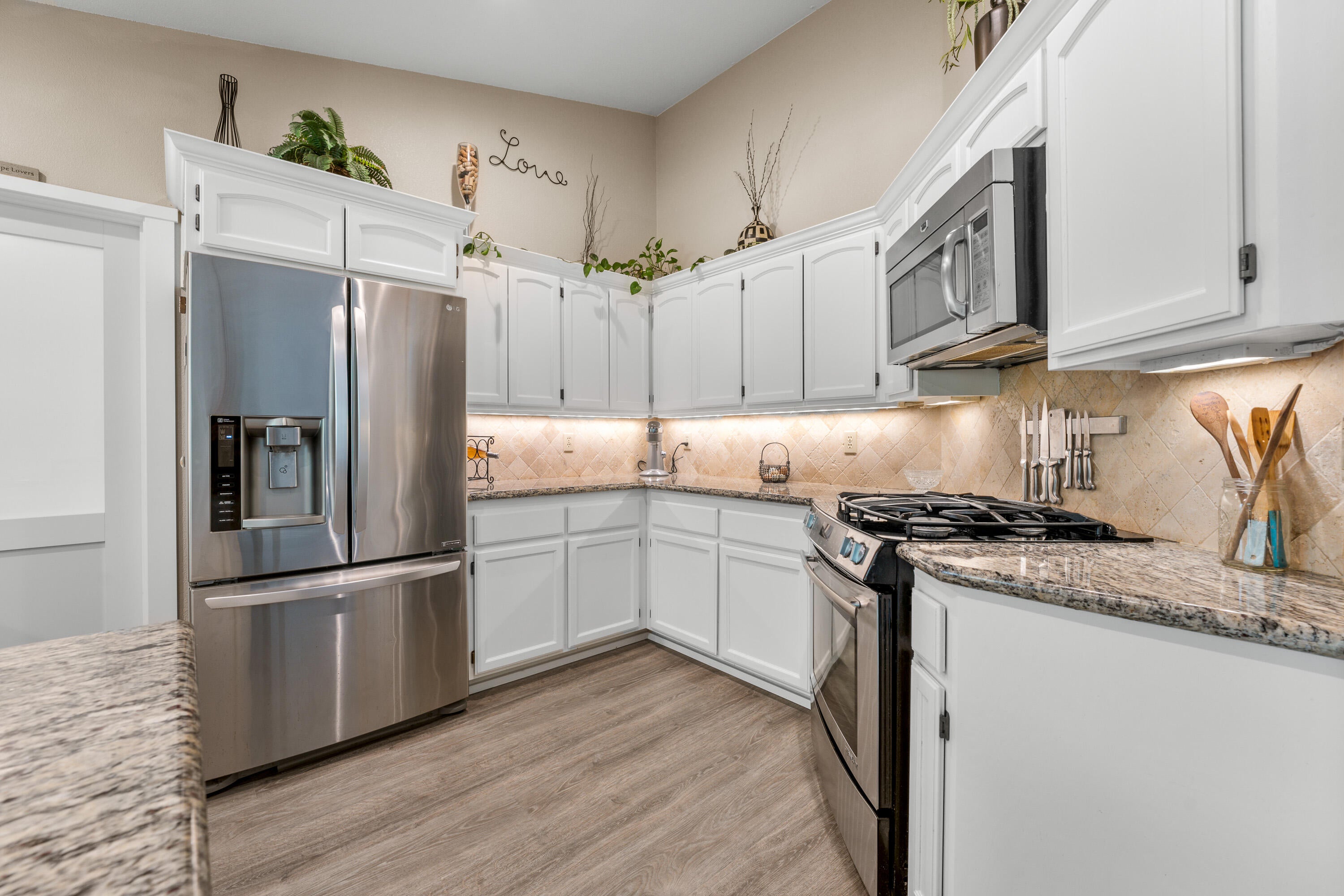5851 Hugo Road Grants Pass, OR 97526 - Photo 8 of 48 INT (3 of 22)