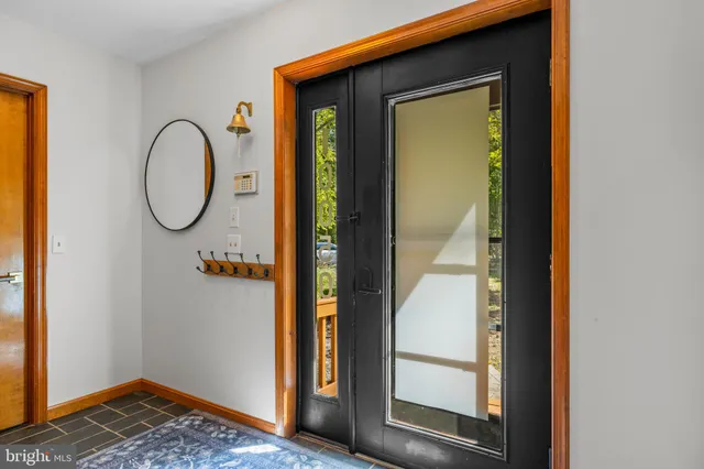 a view of a livingroom with furniture