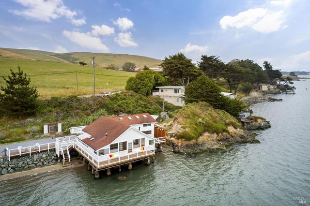 a view of houses with sky view