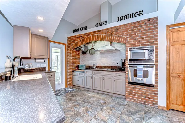 $575,000 | 709 Sportsman Park Drive, Seffner, FL 33584