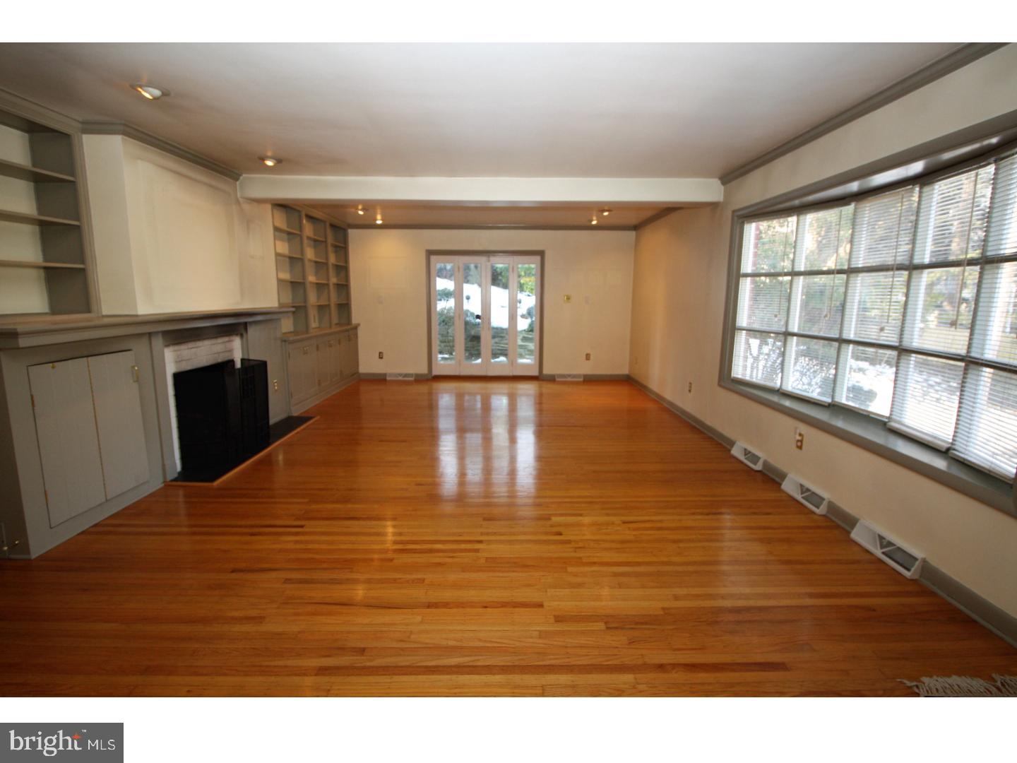 122 Hilltop Road Philadelphia, PA 19118 - Photo 3 of 25 Living Room
