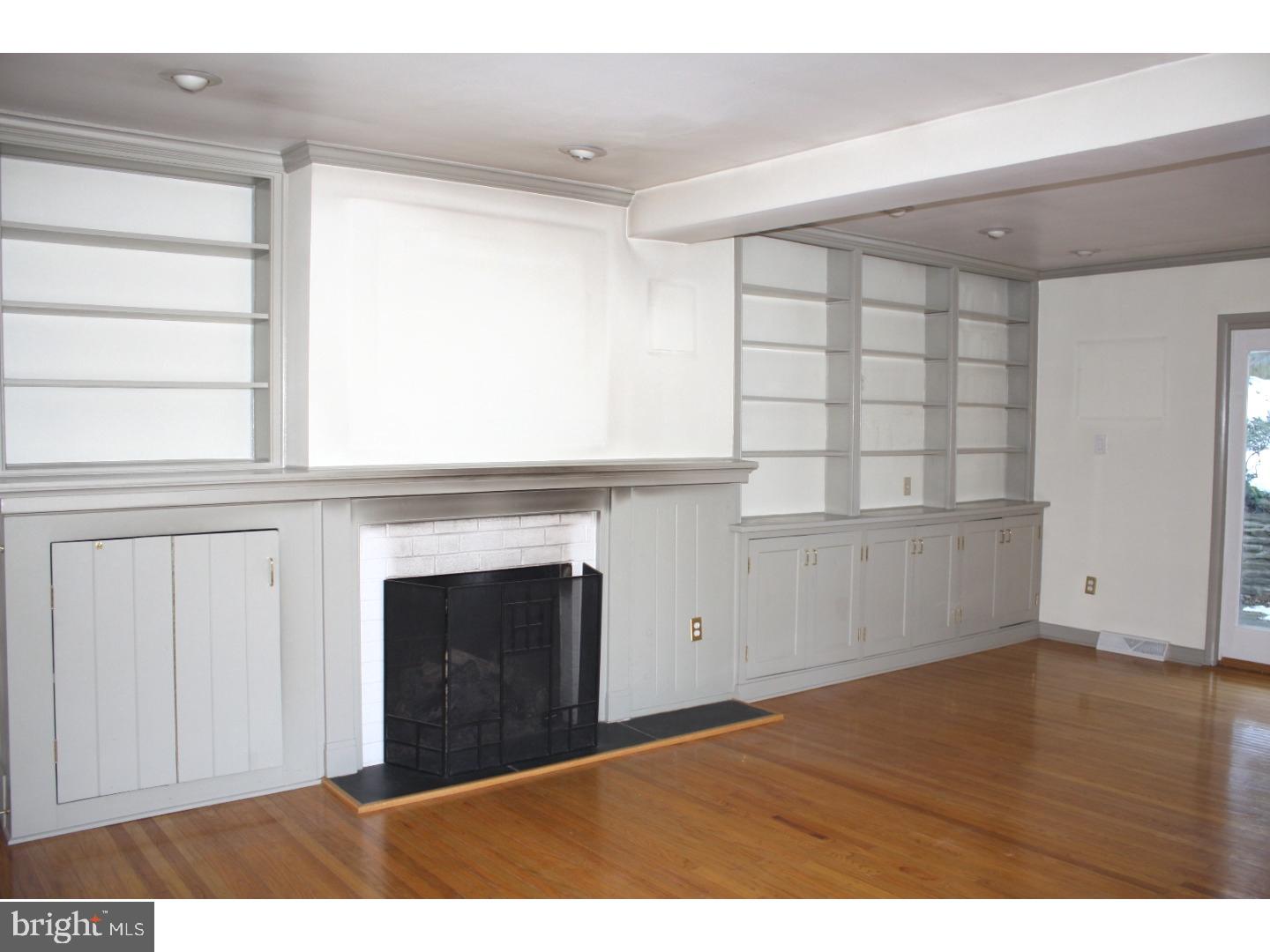 122 Hilltop Road Philadelphia, PA 19118 - Photo 4 of 25 Living Room