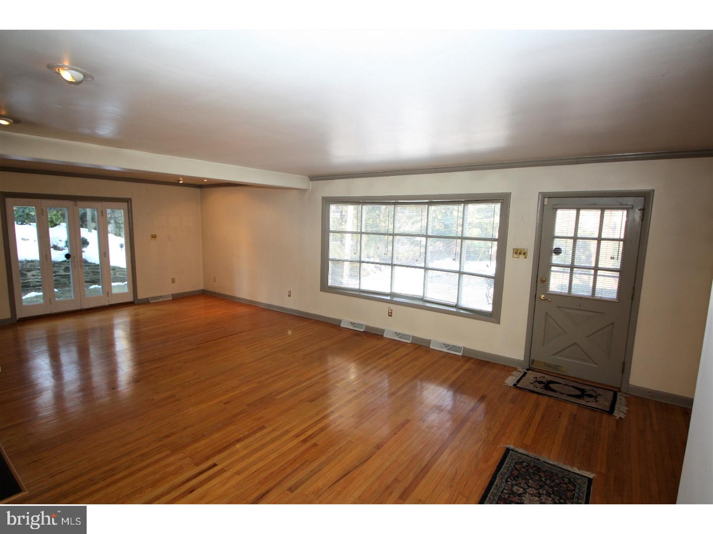 122 Hilltop Road Philadelphia, PA 19118 - Photo 5 of 25 Living Room