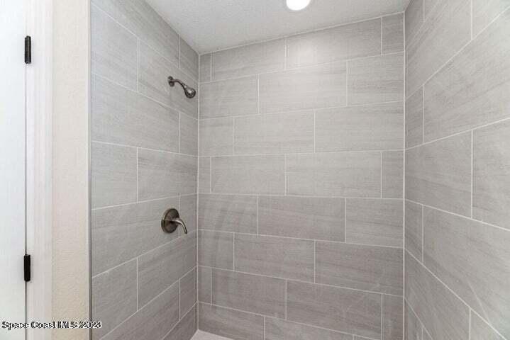 15 Devonshire Drive Melbourne, FL 32901 - Photo 3 of 5 a bathroom with a shower