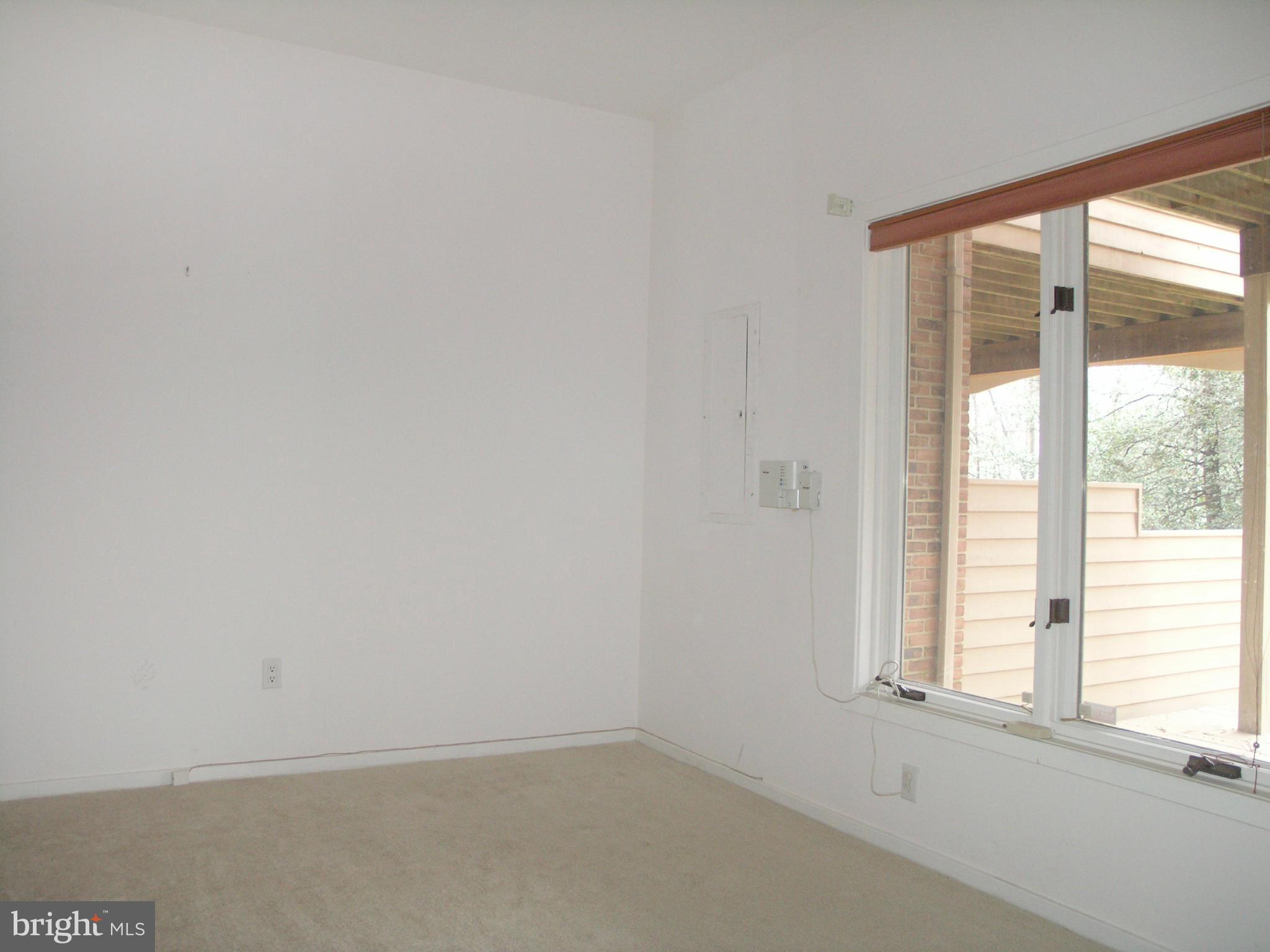 11555 Hemingway Drive Reston, VA 20194 - Photo 25 of 26 an empty room with a window