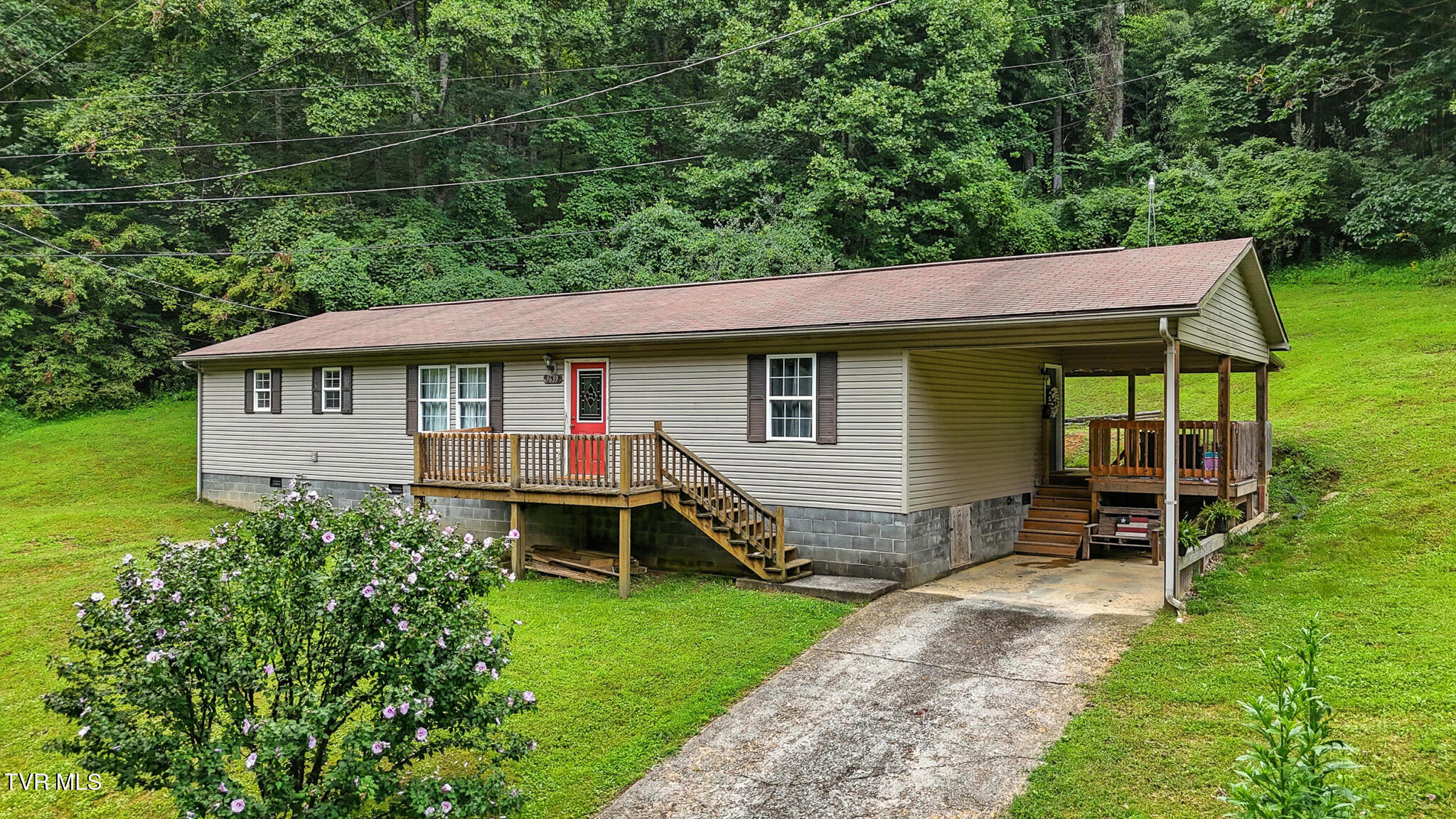 9639 Cumberland Road Pound, VA 24279 - Photo 4 of 37 IMG_6312