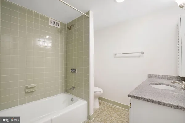 $700,000 | 3800 Fairfax Drive, Unit 213, Arlington, VA 22203