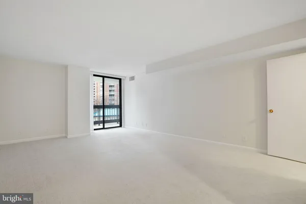 $700,000 | 3800 Fairfax Drive, Unit 213, Arlington, VA 22203