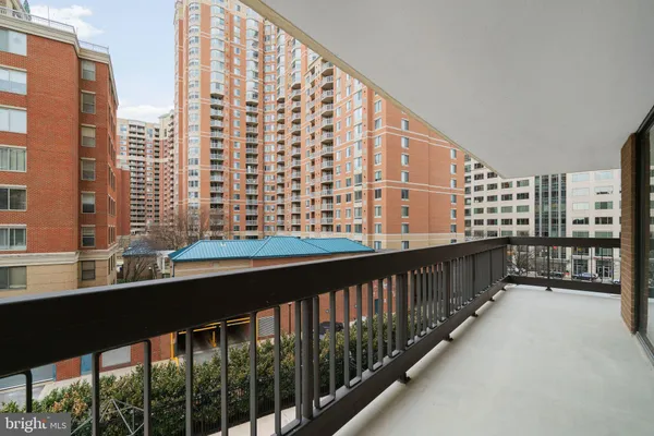 $700,000 | 3800 Fairfax Drive, Unit 213, Arlington, VA 22203