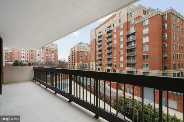 $700,000 | 3800 Fairfax Drive, Unit 213, Arlington, VA 22203