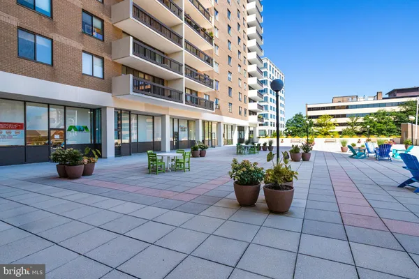 $700,000 | 3800 Fairfax Drive, Unit 213, Arlington, VA 22203