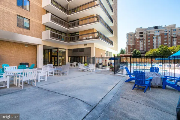 $700,000 | 3800 Fairfax Drive, Unit 213, Arlington, VA 22203