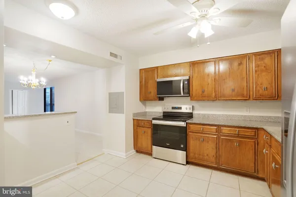 $700,000 | 3800 Fairfax Drive, Unit 213, Arlington, VA 22203
