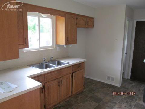 6033 Lucas Road Flint, MI 48506 - Photo 17 of 19 20358403-16.JPG