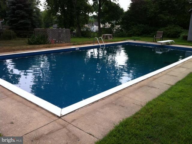816 Windsor Road Arnold, MD 21012 - Photo 5 of 17 In Ground Pool!!!