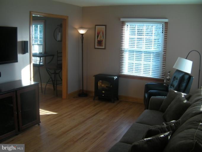 816 Windsor Road Arnold, MD 21012 - Photo 8 of 17 Living Room