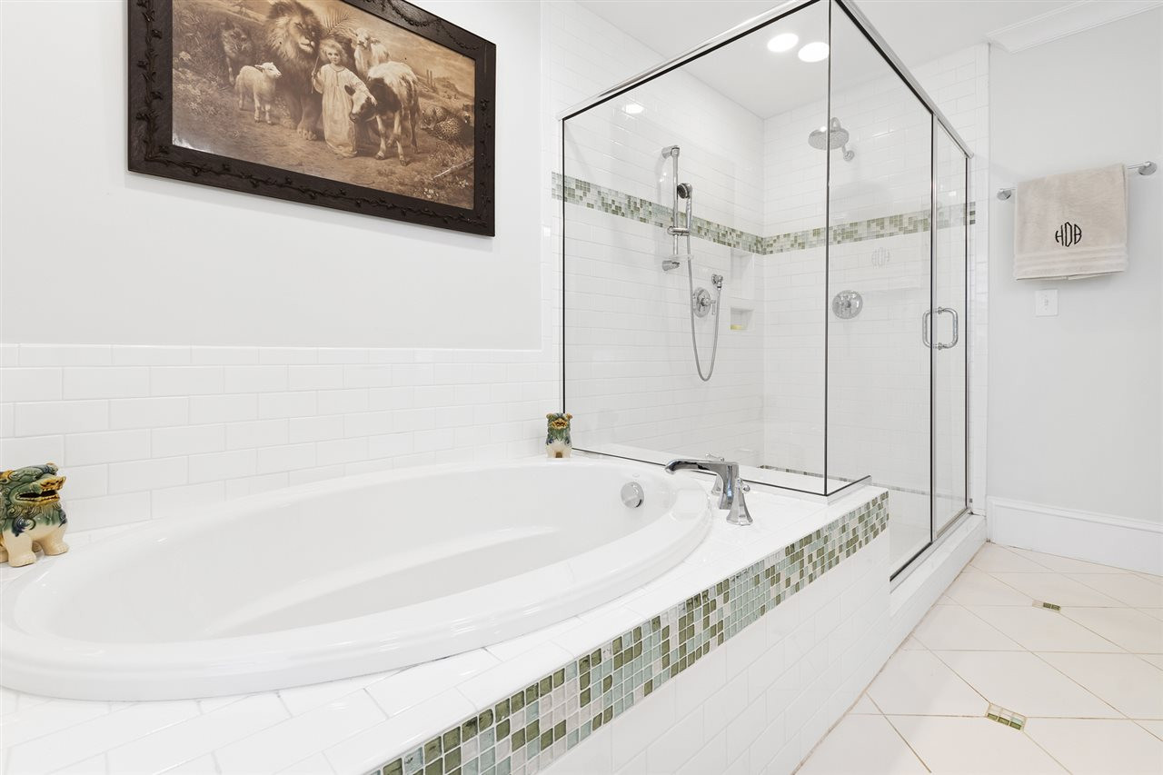 1907 McCarthy Street Raleigh, NC 27608 - Photo 22 of 30 2nd owner's bath