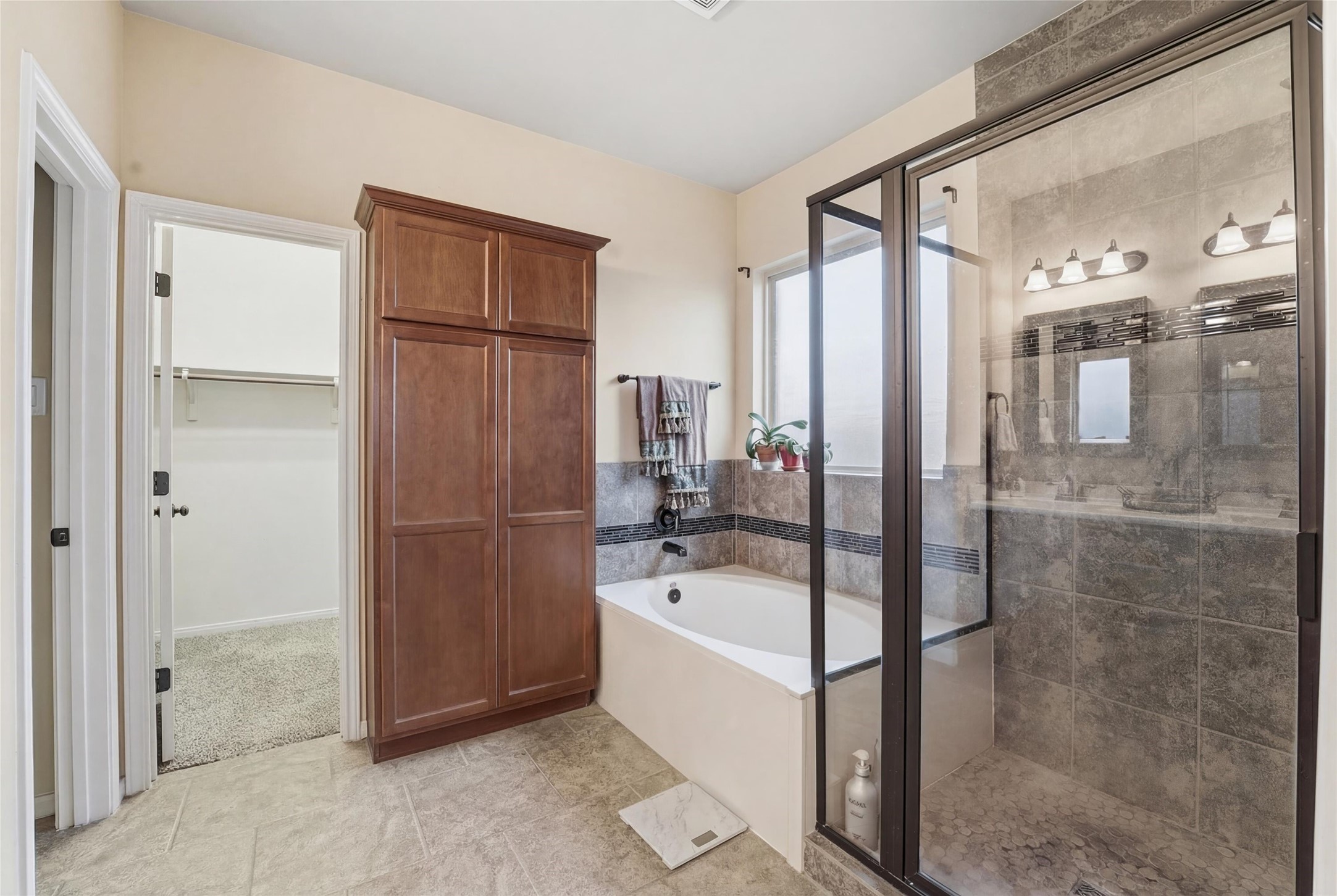18115 Oliveria Way Houston, TX 77044 - Photo 17 of 32 a bathroom with a bathtub and shower