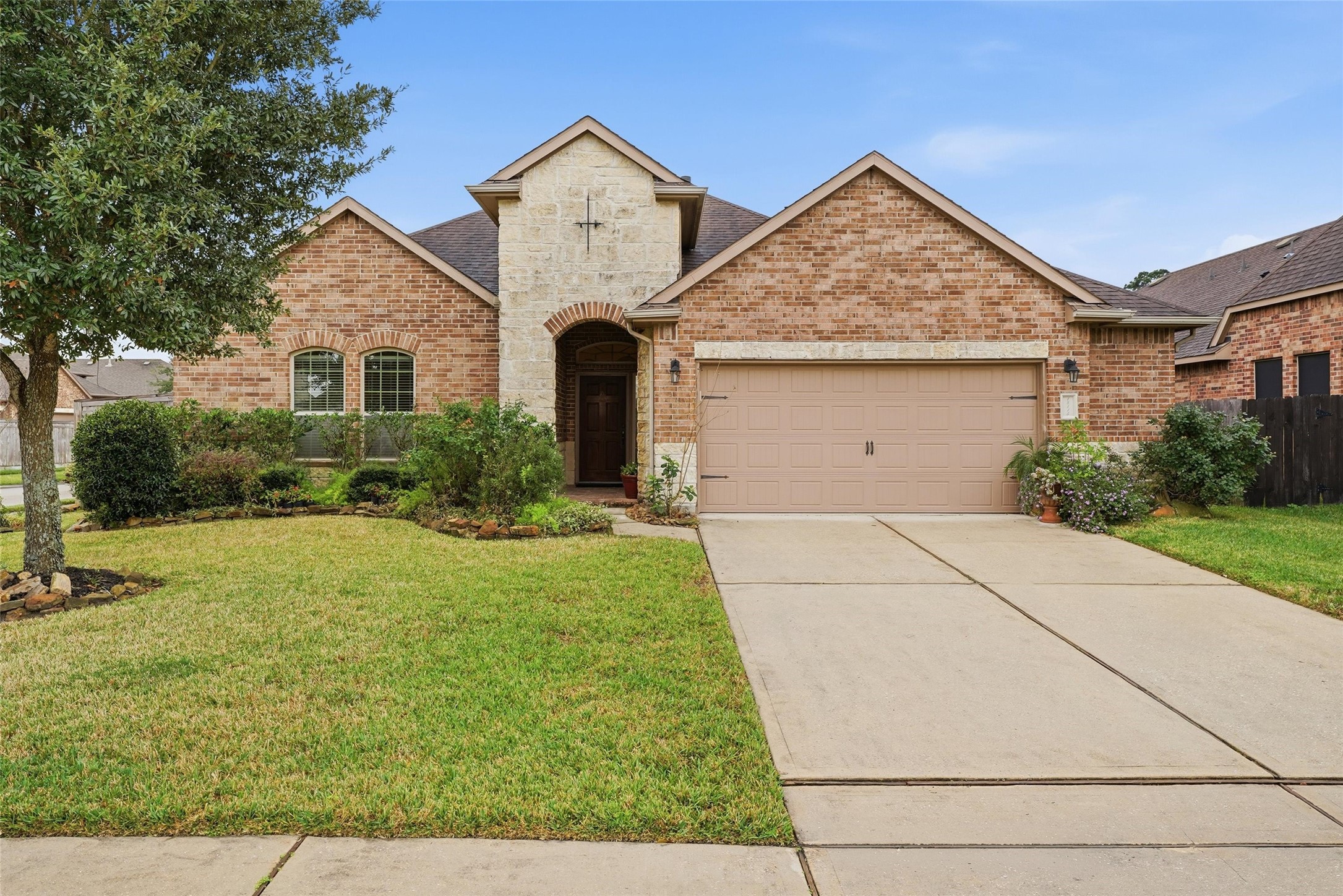 18115 Oliveria Way Houston, TX 77044 - Photo 2 of 32 a front view of house with yard