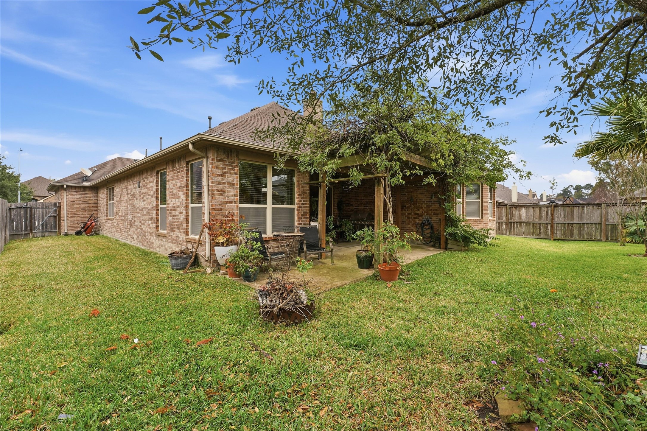 18115 Oliveria Way Houston, TX 77044 - Photo 25 of 32 a backyard of a house with table and chairs