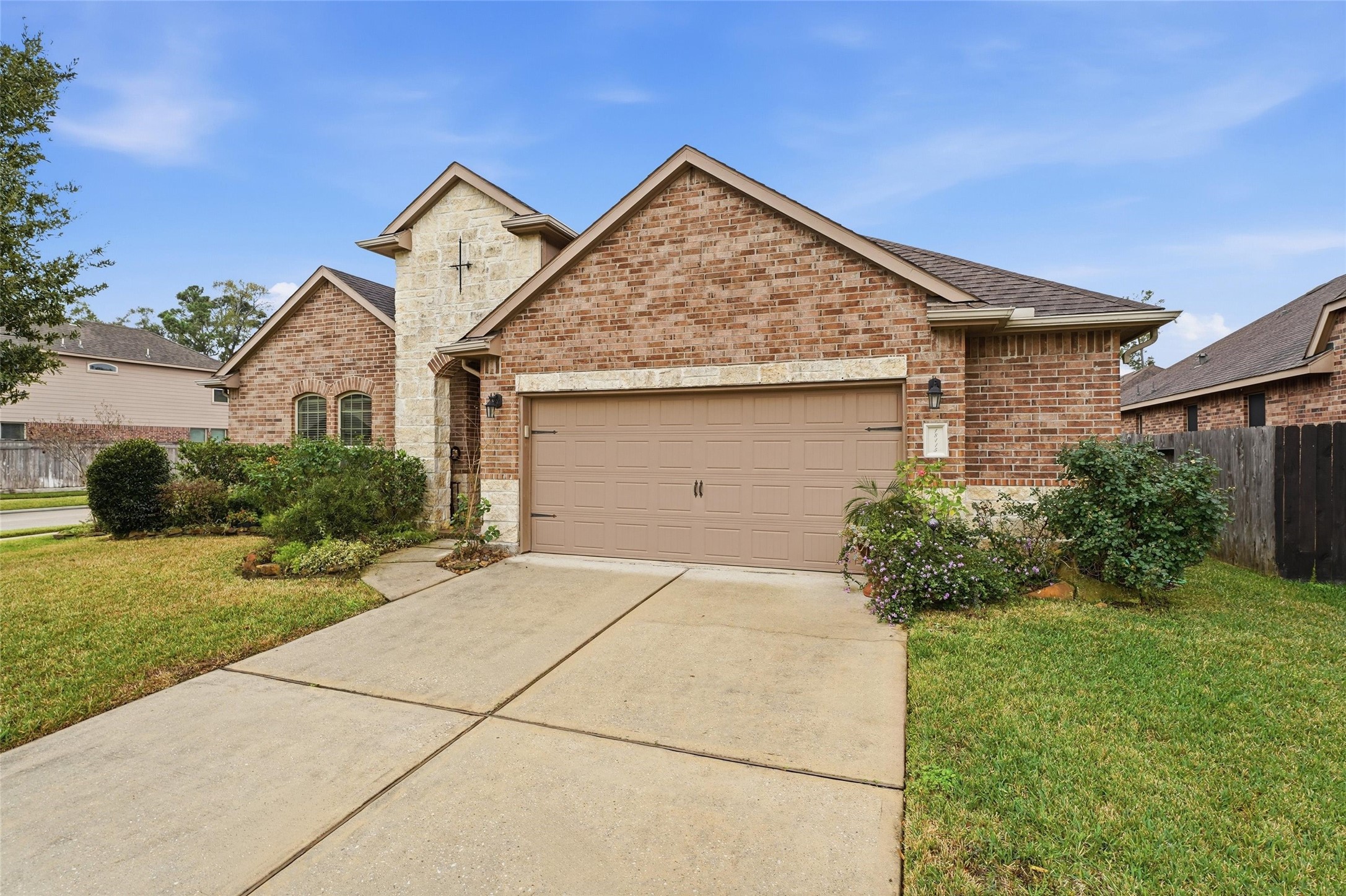 18115 Oliveria Way Houston, TX 77044 - Photo 3 of 32 a front view of a house with garden