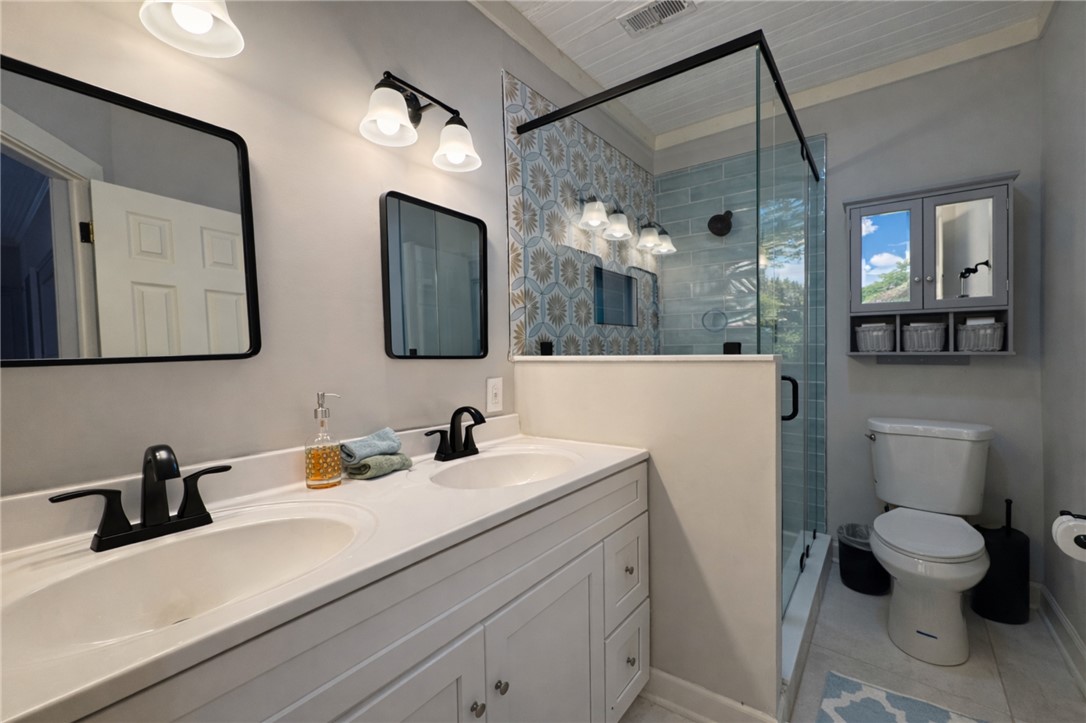 219 East Franklin Street Anderson, SC 29624 - Photo 38 of 44 Upstairs Bath