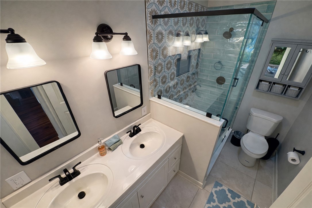 219 East Franklin Street Anderson, SC 29624 - Photo 39 of 44 Upstairs Bath