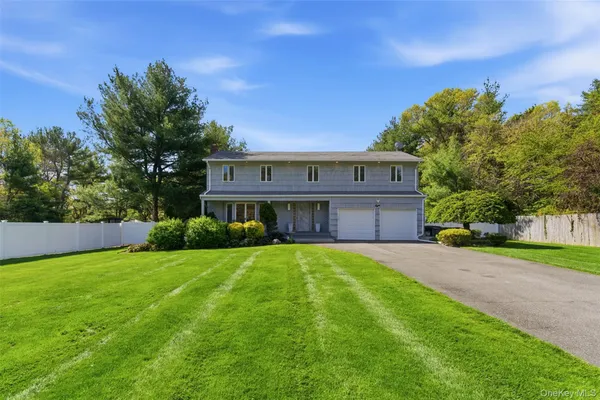 $950,000 | 8 Given Lane, East Northport, NY 11731