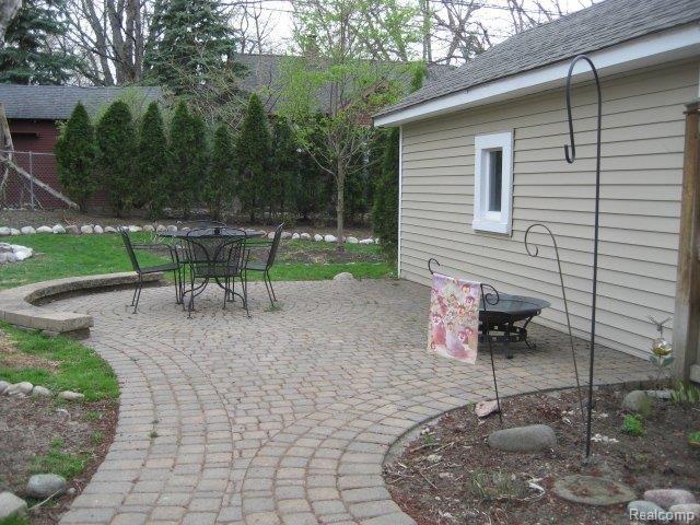 337 North Castell Avenue Rochester, MI 48307 - Photo 10 of 25 Entertain on Brick paver patio