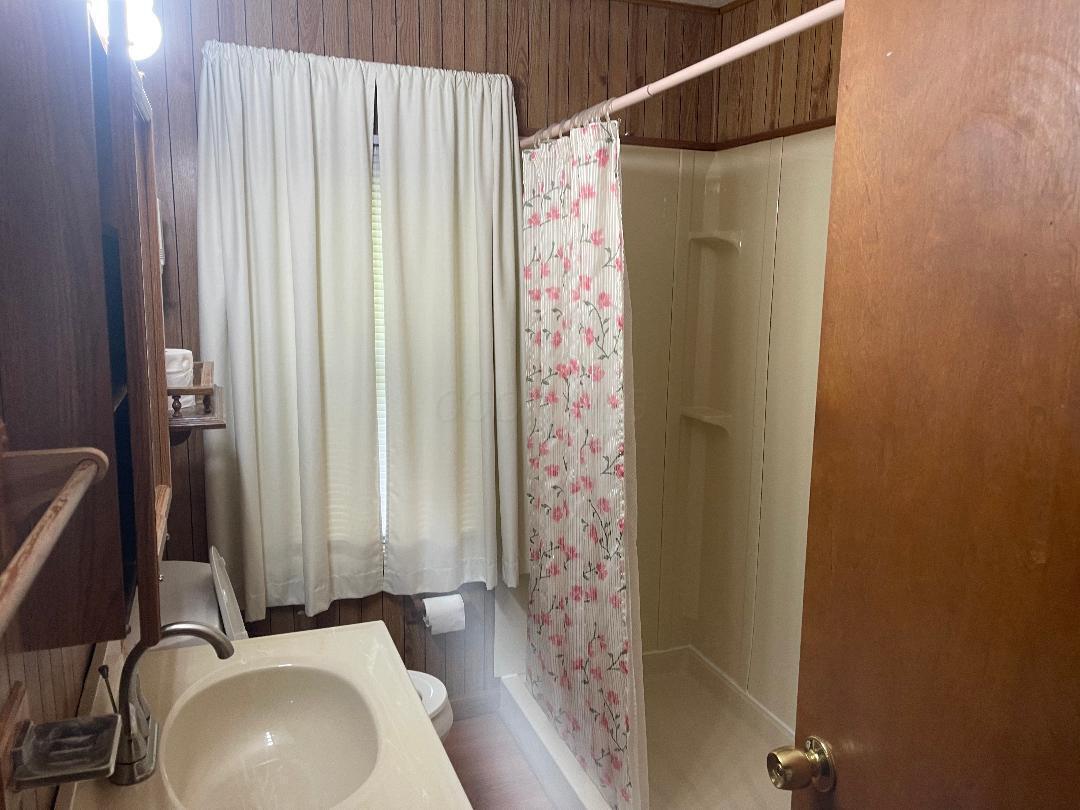 2559 Claridon Road Columbus, OH 43231 - Photo 14 of 19 bath
