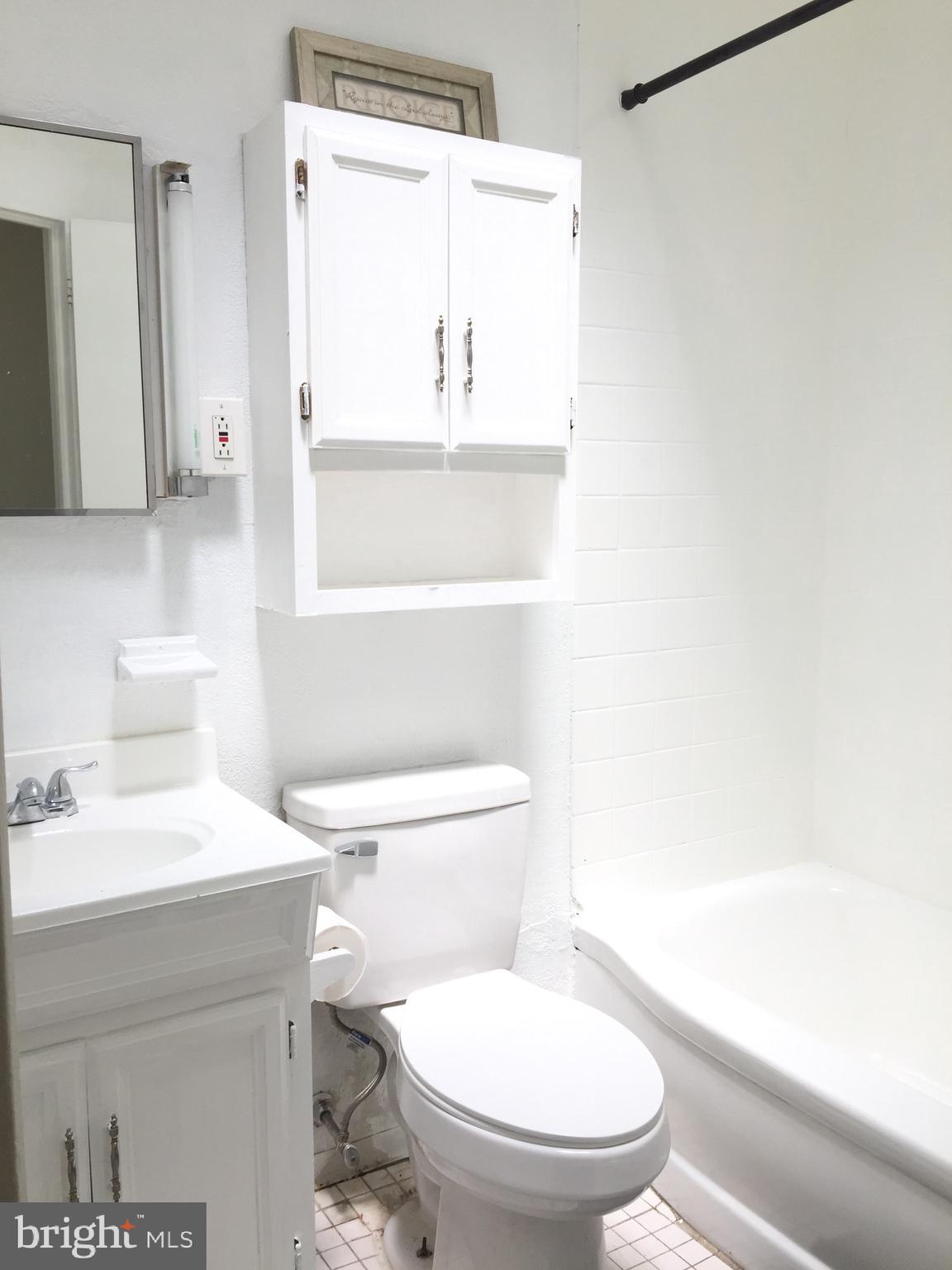 408 Shetland Road Darby, PA 19023 - Photo 19 of 38 Center Hall Bath