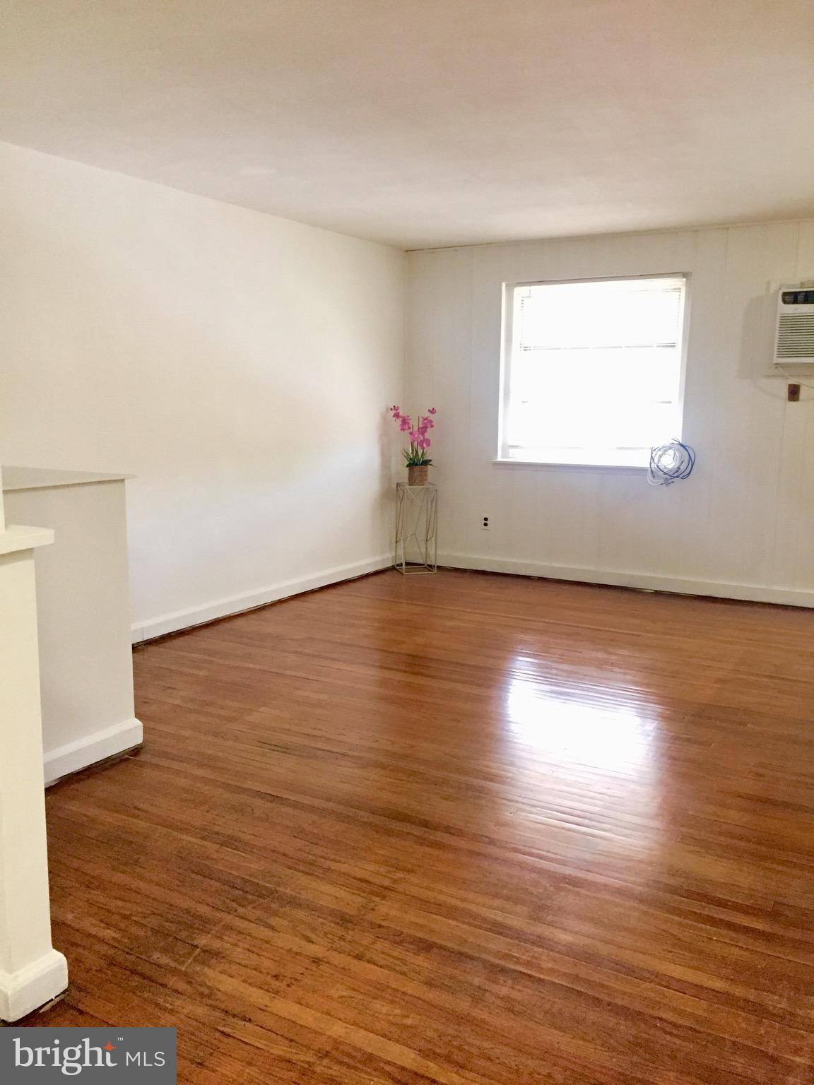 408 Shetland Road Darby, PA 19023 - Photo 7 of 38 Over sized Living Room