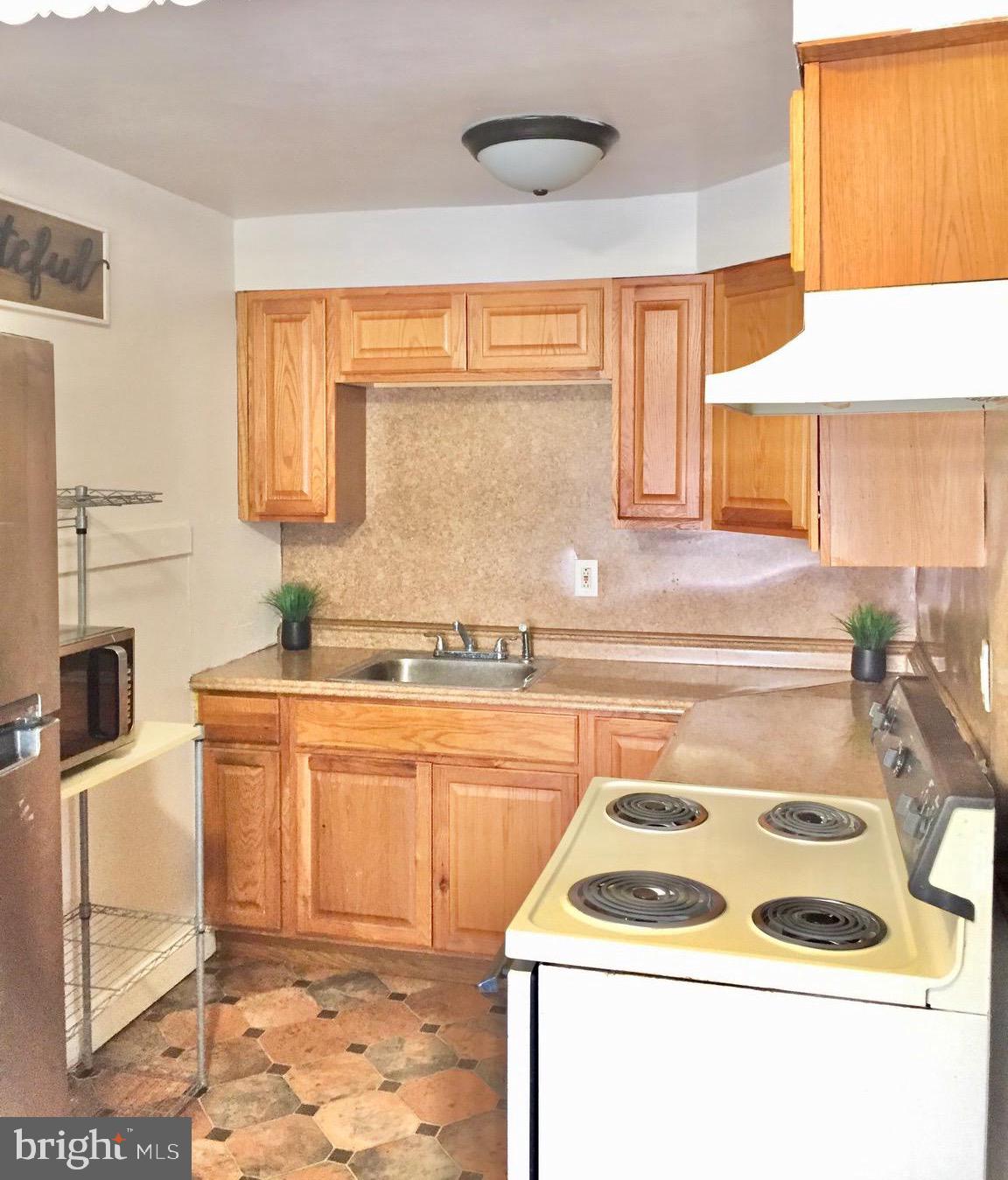 408 Shetland Road Darby, PA 19023 - Photo 10 of 38 Kitchen