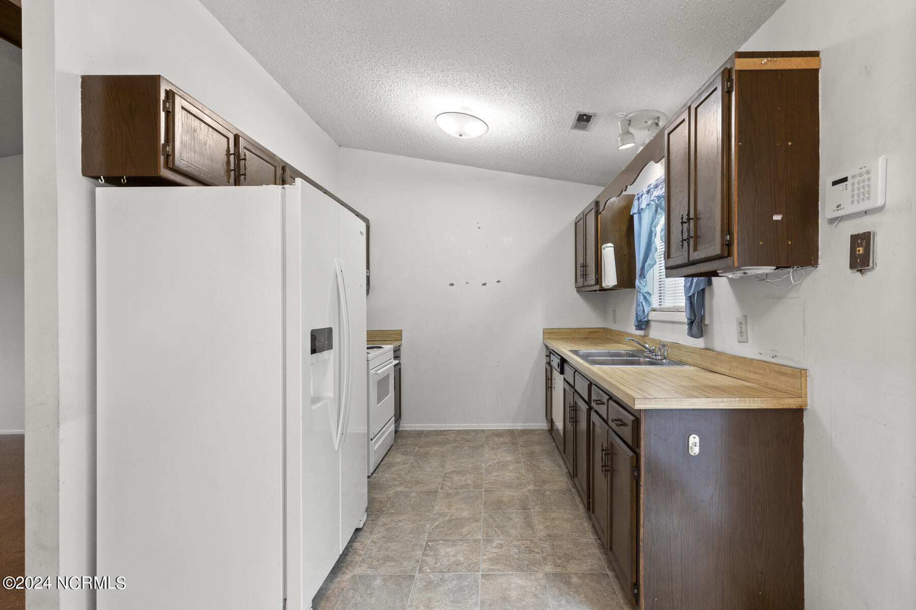 629 Shadowridge Road Jacksonville, NC 28546 - Photo 8 of 23 kitchen