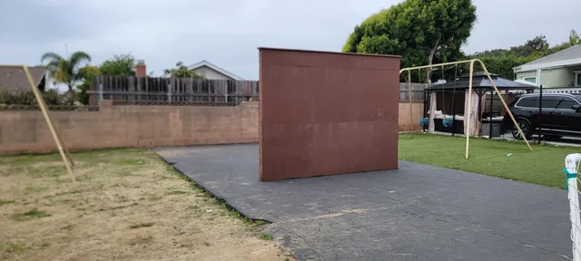 a view of a backyard