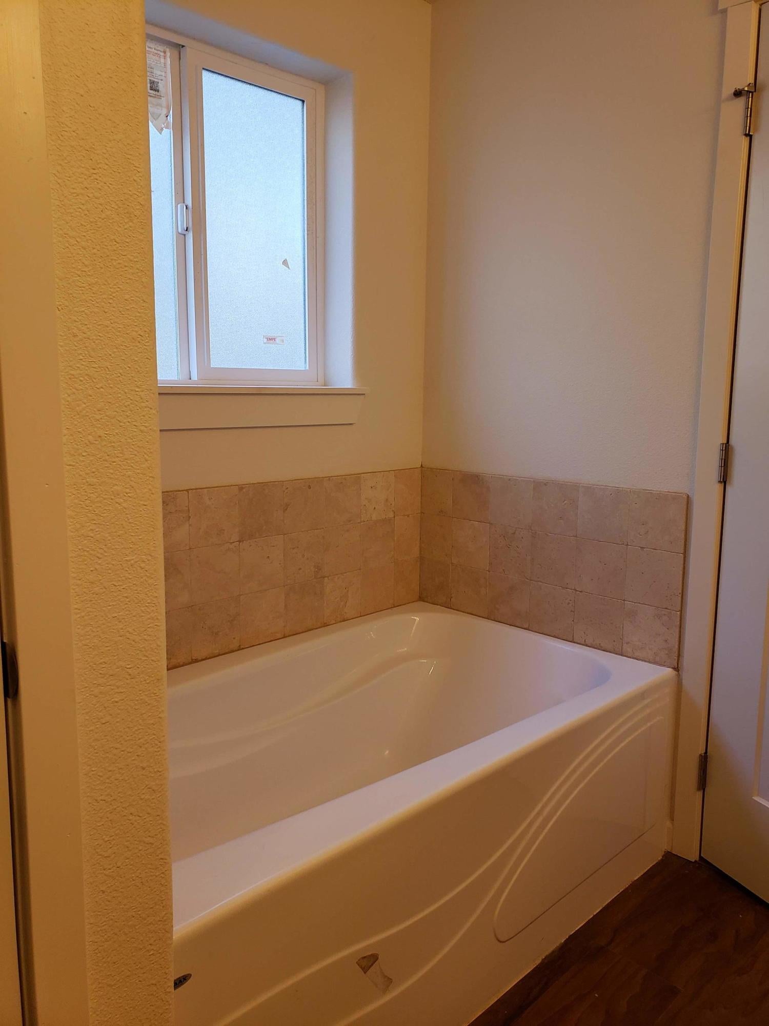 235 Griffin Road Grants Pass, OR 97527 - Photo 13 of 23 235 Griffin Master Bathtub