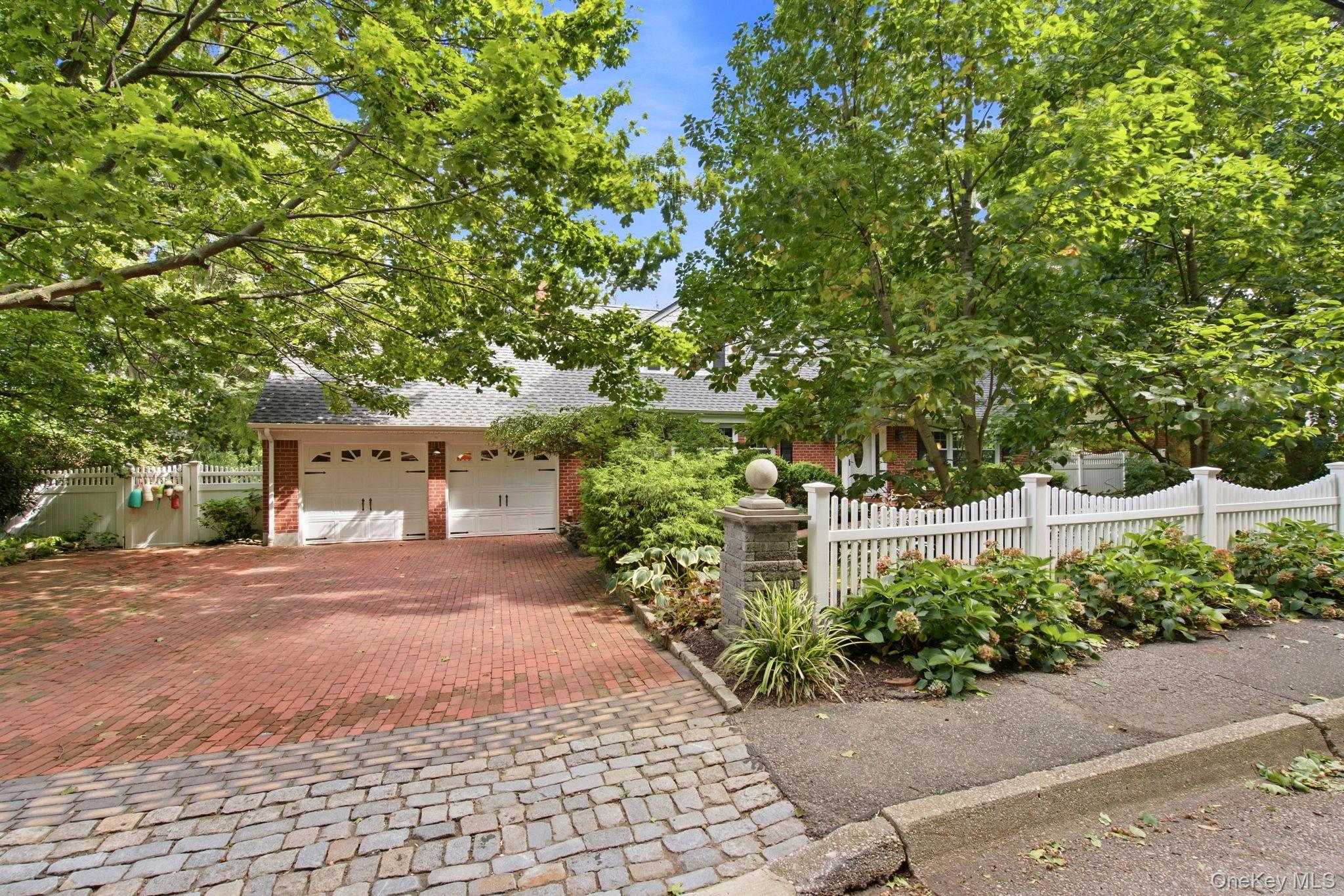 88 Little Neck Road Centerport, NY 11721 - Photo 4 of 33 Gallery Image 4
