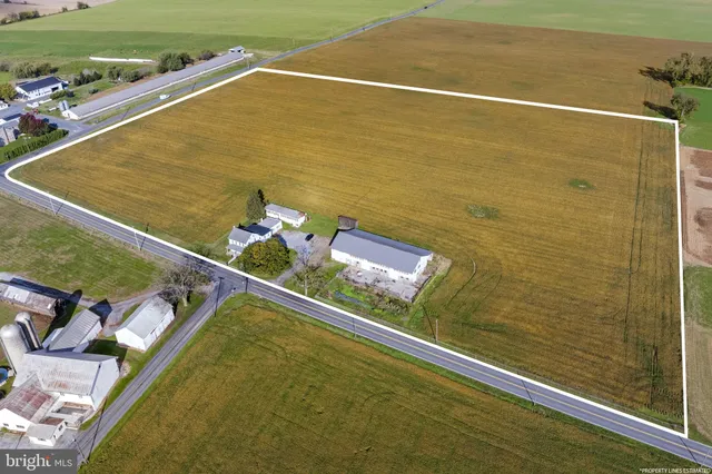 a view of a tennis court