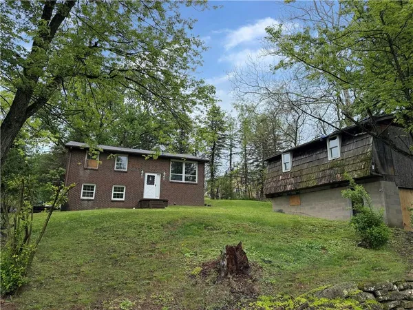 a view of a house with a yard