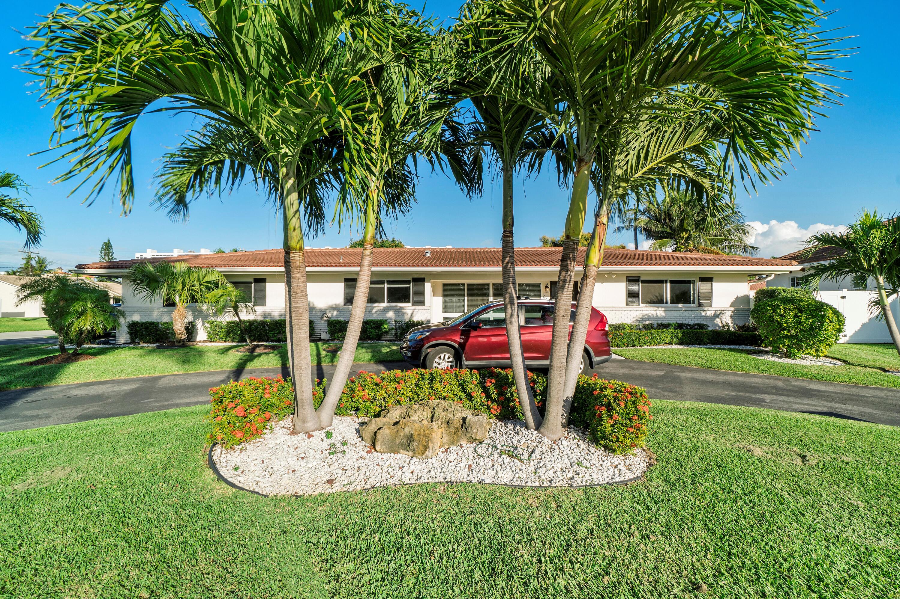 2900 Spanish River Road Boca Raton, FL 33432 - Photo 8 of 25 a view of a backyard with a tree
