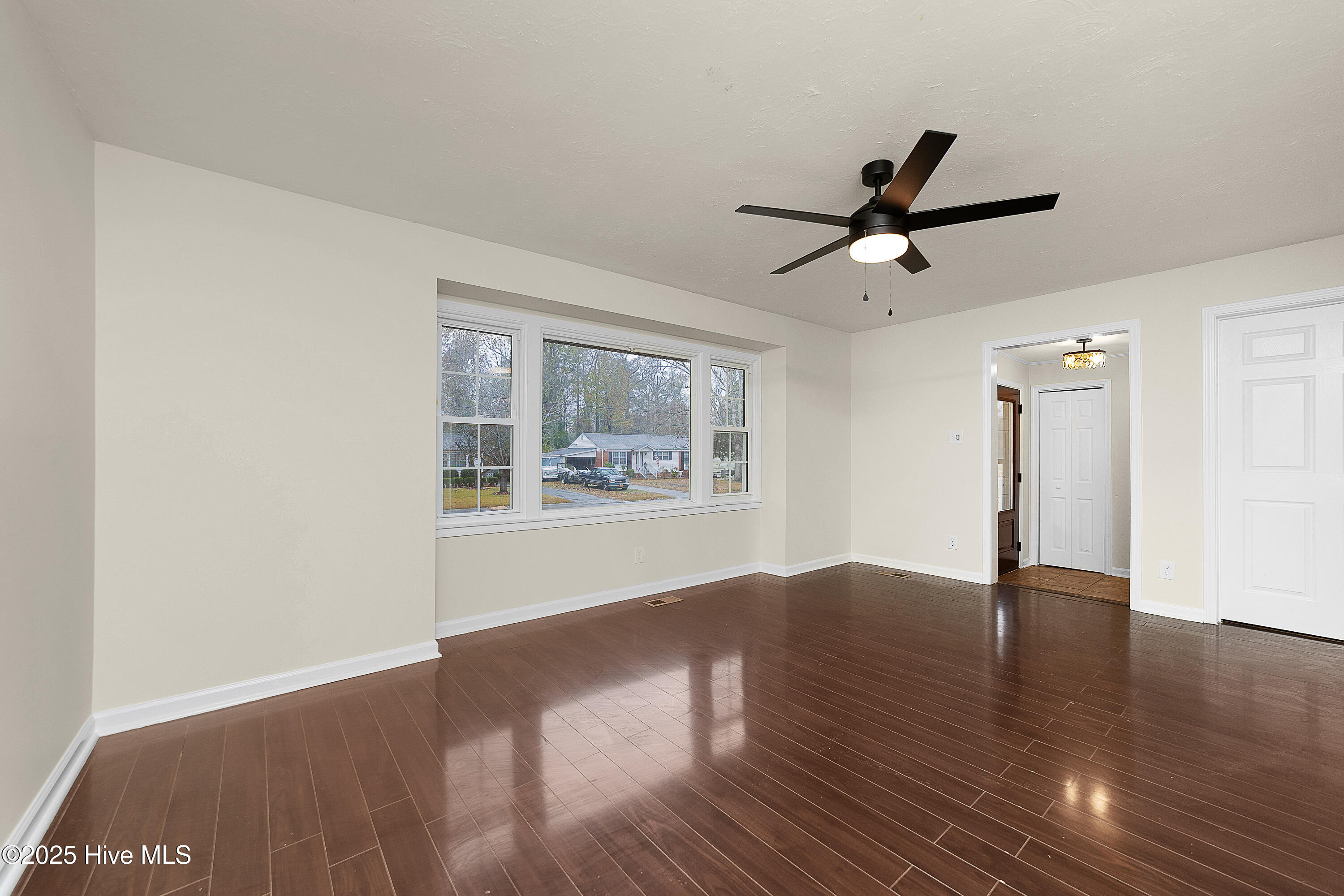 404 Decatur Road Jacksonville, NC 28540 - Photo 6 of 23 Living Room