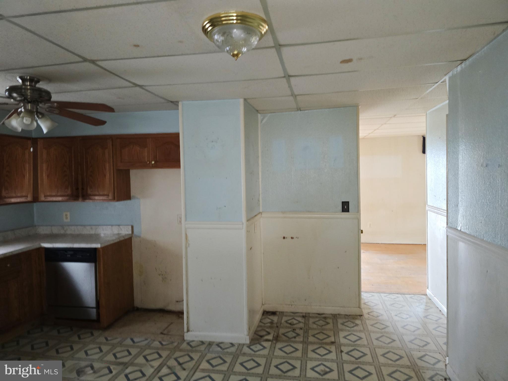 314 Pinewood Road Baltimore, MD 21222 - Photo 3 of 17