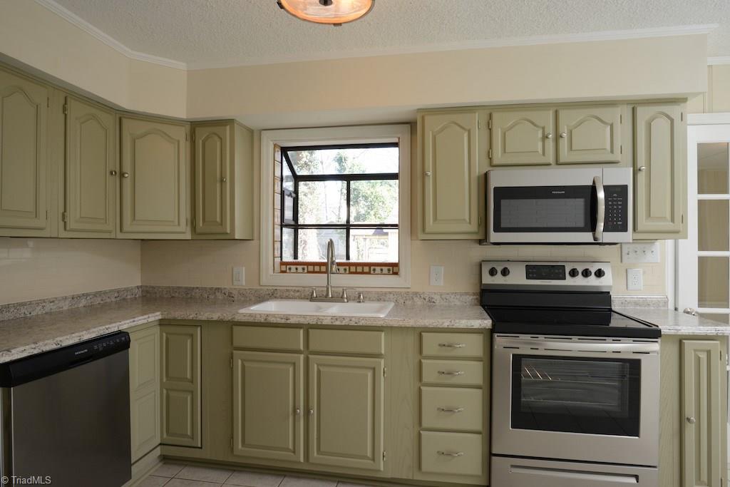 3314 Pine Valley Road High Point, NC 27265 - Photo 4 of 22 3314 Pine Valley Main House Kitchen