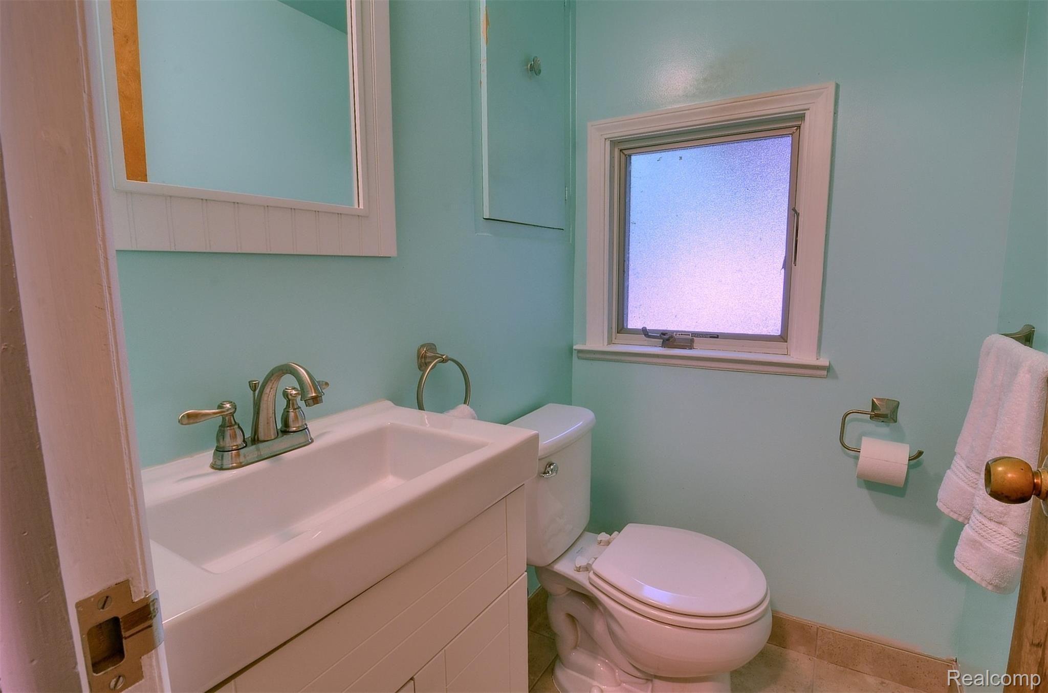 205 Wimberly Drive Rochester, MI 48306 - Photo 13 of 30 205 Wimberly Half_Bath.jpg